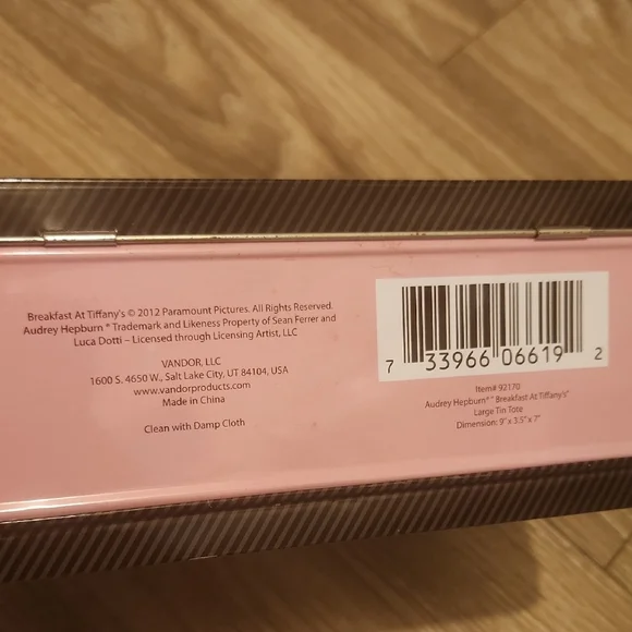 Audrey Hepburn Breakfast at Tiffany's Pink Lunchbox - Picture 7 of 7